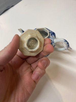 Twee Chinese blauw-witte kannen en twee theepotten, Kangxi — foto 8