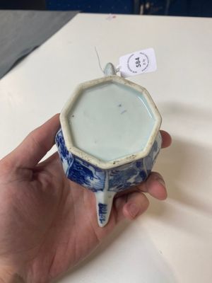 Twee Chinese blauw-witte kannen en twee theepotten, Kangxi — foto 10
