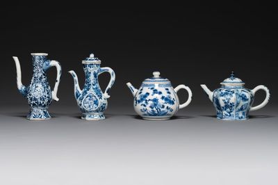 Twee Chinese blauw-witte kannen en twee theepotten, Kangxi
