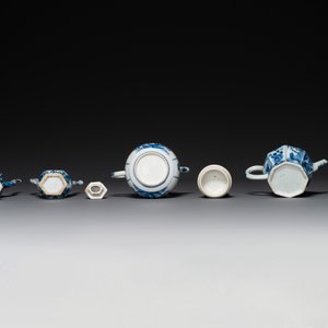 Twee Chinese blauw-witte kannen en twee theepotten, Kangxi — foto 4
