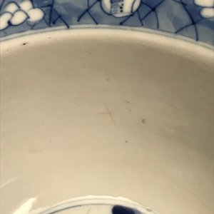 Twee Chinese blauw-witte klapmutskommen, Kangxi merk en periode — foto 8