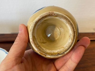 Twee Chinese blauw-witte kommen, een bord en een watersprenkelaar met café-au-lait fondkleur, Kangxi — foto 11