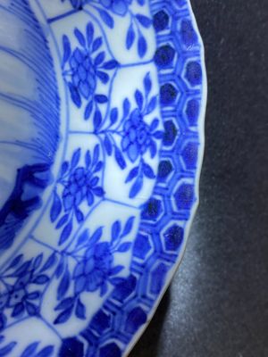 Twee Chinese blauw-witte kommen, een bord en een watersprenkelaar met café-au-lait fondkleur, Kangxi — foto 14