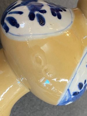 Twee Chinese blauw-witte kommen, een bord en een watersprenkelaar met café-au-lait fondkleur, Kangxi — foto 16