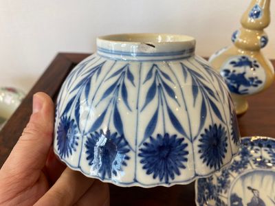 Twee Chinese blauw-witte kommen, een bord en een watersprenkelaar met café-au-lait fondkleur, Kangxi — foto 5