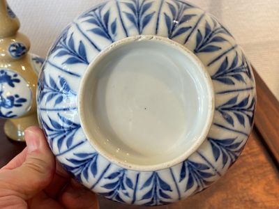 Twee Chinese blauw-witte kommen, een bord en een watersprenkelaar met café-au-lait fondkleur, Kangxi — foto 9
