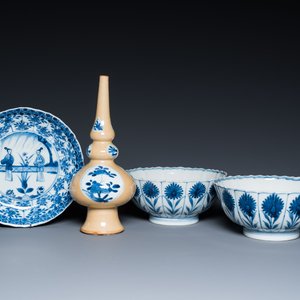 Twee Chinese blauw-witte kommen, een bord en een watersprenkelaar met café-au-lait fondkleur, Kangxi — foto 1