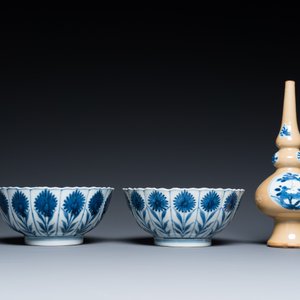 Twee Chinese blauw-witte kommen, een bord en een watersprenkelaar met café-au-lait fondkleur, Kangxi — foto 4