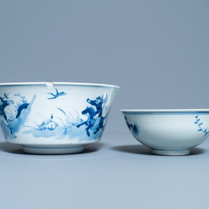 Twee Chinese blauw-witte kommen en een bord, 19e eeuw en Kangxi — foto 6