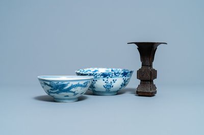 Twee Chinese blauw-witte kommen en een vierkante bronzen vaas, Ming