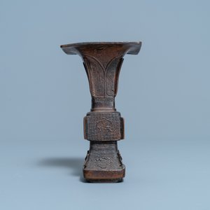 Twee Chinese blauw-witte kommen en een vierkante bronzen vaas, Ming — foto 11