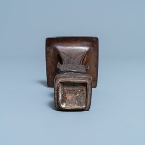 Twee Chinese blauw-witte kommen en een vierkante bronzen vaas, Ming — foto 13