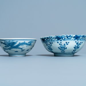 Twee Chinese blauw-witte kommen en een vierkante bronzen vaas, Ming — foto 2