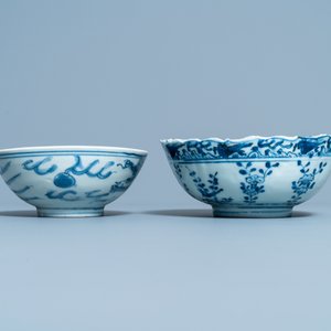 Twee Chinese blauw-witte kommen en een vierkante bronzen vaas, Ming — foto 5