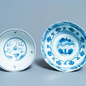 Twee Chinese blauw-witte kommen en een vierkante bronzen vaas, Ming — foto 6
