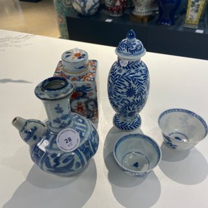 Twee Chinese blauw-witte koppen, een dekselvaas, een kendi en een Imari-stijl theebus, Wanli en Kangxi — foto 14