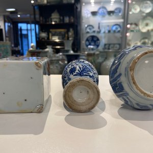 Twee Chinese blauw-witte koppen, een dekselvaas, een kendi en een Imari-stijl theebus, Wanli en Kangxi — foto 20
