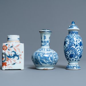 Twee Chinese blauw-witte koppen, een dekselvaas, een kendi en een Imari-stijl theebus, Wanli en Kangxi — foto 5
