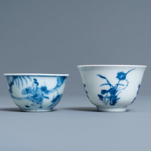 Twee Chinese blauw-witte koppen, een dekselvaas, een kendi en een Imari-stijl theebus, Wanli en Kangxi — foto 8