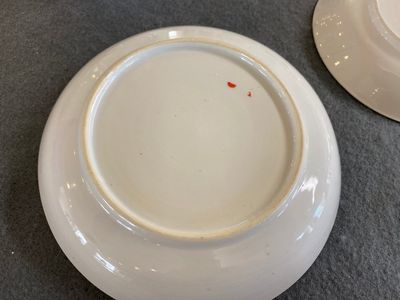 Twee Chinese blauw-witte koppen en schotels met mythologisch decor van Neptunus, Qianlong — foto 3