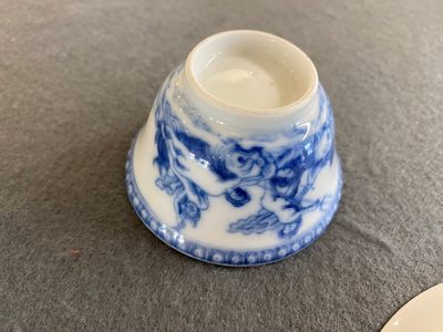 Twee Chinese blauw-witte koppen en schotels met mythologisch decor van Neptunus, Qianlong — foto 5