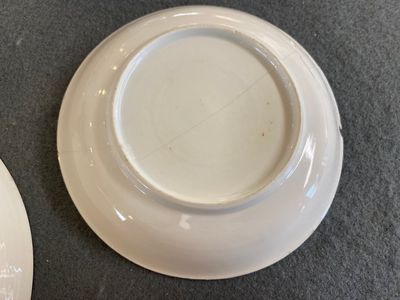 Twee Chinese blauw-witte koppen en schotels met mythologisch decor van Neptunus, Qianlong — foto 6
