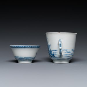 Twee Chinese blauw-witte koppen en schotels met mythologisch decor van Neptunus, Qianlong — foto 6