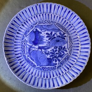 Twee Chinese blauw-witte kraakporseleinen borden met herten en een sprinkhaan, Wanli — foto 28
