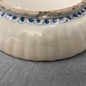 Twee Chinese blauw-witte kraakporseleinen borden met herten en een sprinkhaan, Wanli — foto 17