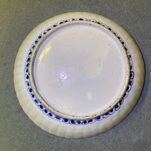 Twee Chinese blauw-witte kraakporseleinen borden met herten en een sprinkhaan, Wanli — foto 20