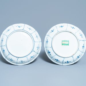 Twee Chinese blauw-witte kraakporseleinen borden, Wanli — foto 3