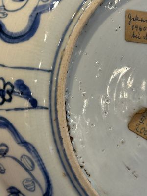 Twee Chinese blauw-witte kraakporseleinen schotels met figuren, Wanli — foto 18