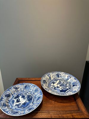 Twee Chinese blauw-witte kraakporseleinen schotels met vogels en insecten, Wanli — foto 1