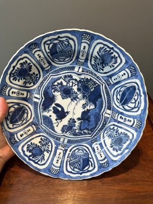 Twee Chinese blauw-witte kraakporseleinen schotels met vogels en insecten, Wanli — foto 13