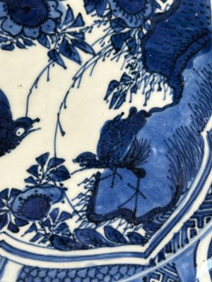 Twee Chinese blauw-witte kraakporseleinen schotels met vogels en insecten, Wanli — foto 15
