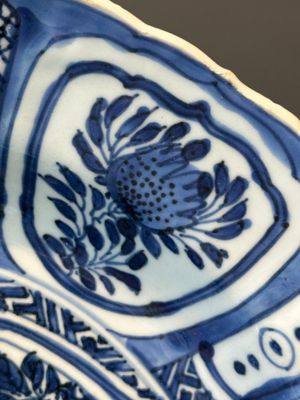 Twee Chinese blauw-witte kraakporseleinen schotels met vogels en insecten, Wanli — foto 16