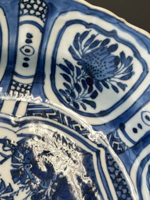 Twee Chinese blauw-witte kraakporseleinen schotels met vogels en insecten, Wanli — foto 17