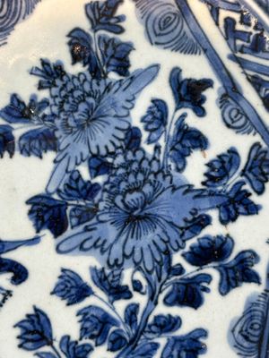 Twee Chinese blauw-witte kraakporseleinen schotels met vogels en insecten, Wanli — foto 6