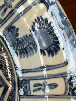 Twee Chinese blauw-witte kraakporseleinen schotels met vogels en insecten, Wanli — foto 7