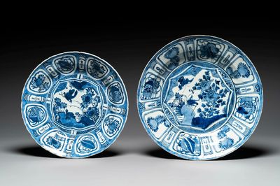 Twee Chinese blauw-witte kraakporseleinen schotels met vogels en insecten, Wanli
