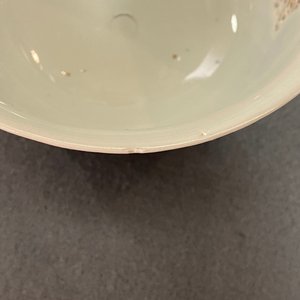 Twee Chinese blauw-witte opengewerkte kommen, Transitie periode en Kangxi — foto 11