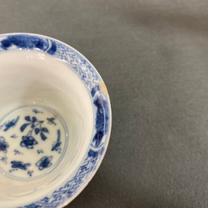 Twee Chinese blauw-witte opengewerkte kommen, Transitie periode en Kangxi — foto 13