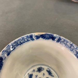 Twee Chinese blauw-witte opengewerkte kommen, Transitie periode en Kangxi — foto 14