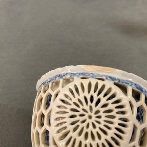 Twee Chinese blauw-witte opengewerkte kommen, Transitie periode en Kangxi — foto 15