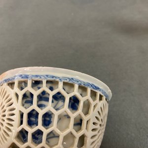 Twee Chinese blauw-witte opengewerkte kommen, Transitie periode en Kangxi — foto 16