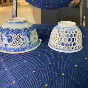 Twee Chinese blauw-witte opengewerkte kommen, Transitie periode en Kangxi — foto 20