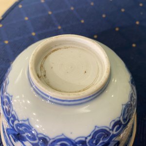 Twee Chinese blauw-witte opengewerkte kommen, Transitie periode en Kangxi — foto 22