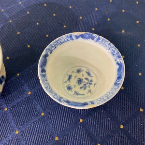 Twee Chinese blauw-witte opengewerkte kommen, Transitie periode en Kangxi — foto 24