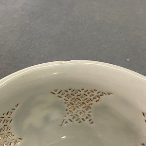 Twee Chinese blauw-witte opengewerkte kommen, Transitie periode en Kangxi — foto 8