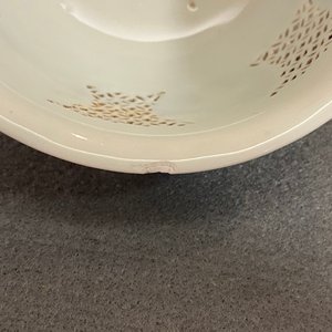 Twee Chinese blauw-witte opengewerkte kommen, Transitie periode en Kangxi — foto 9